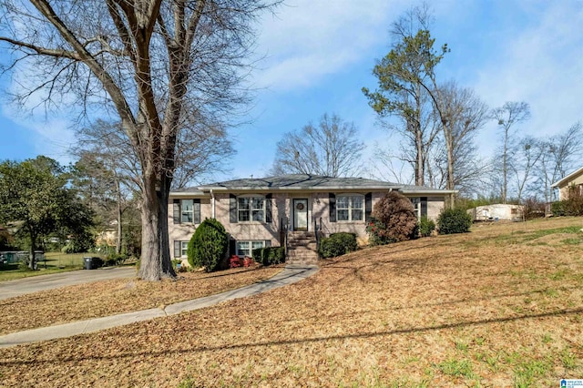 view of front of house featuring a front lawn