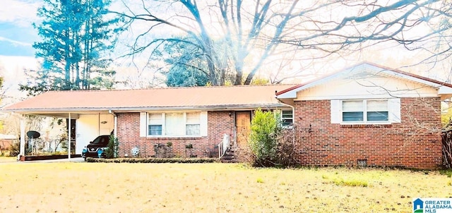 view of front of house featuring a front lawn