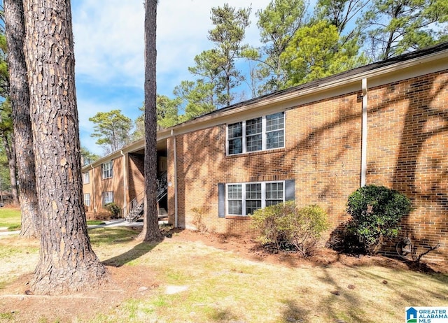 view of front facade with a front lawn