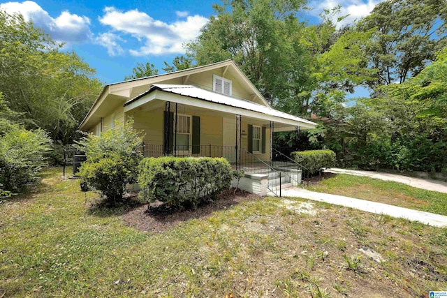 view of front of property with a front lawn