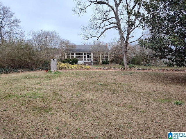 single story home with a front yard