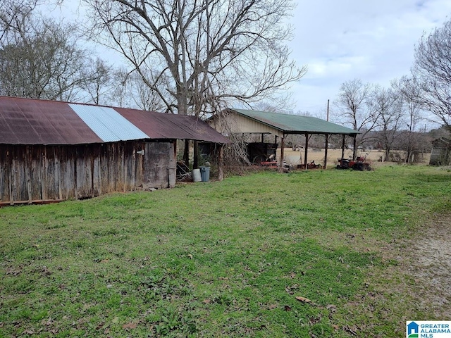 view of yard with an outbuilding