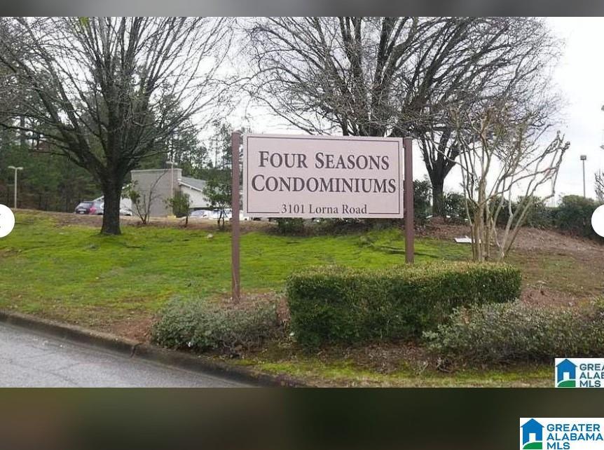 community sign with a lawn