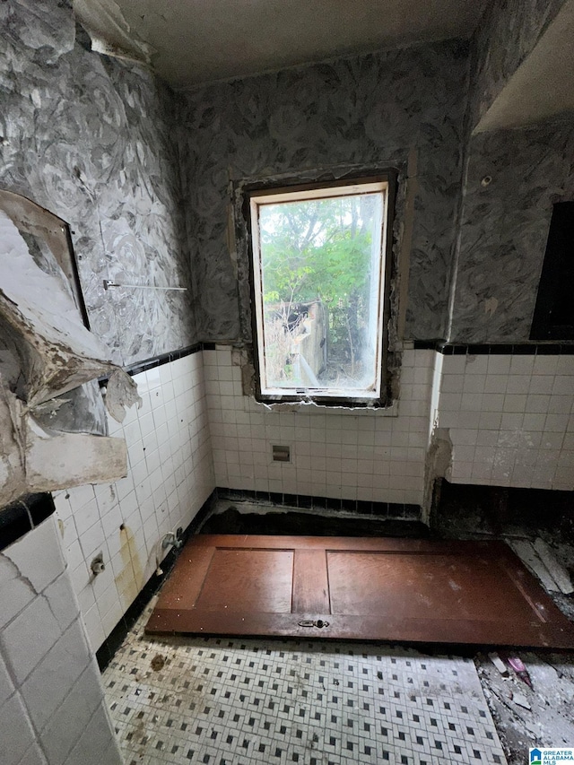 bathroom featuring tile walls