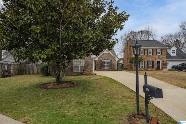 view of front of property featuring a front lawn