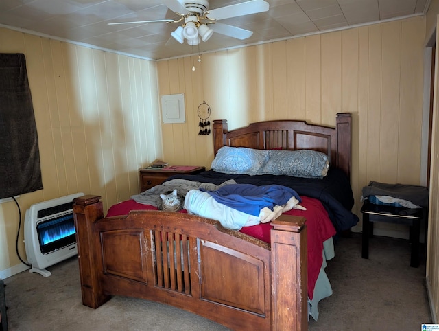 bedroom featuring heating unit, light carpet, and ceiling fan
