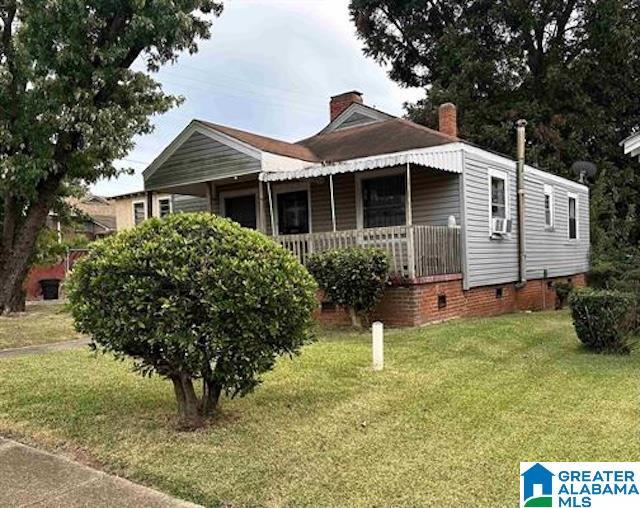 view of front of house with a front yard