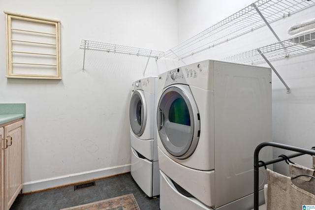 washroom featuring laundry area, visible vents, independent washer and dryer, and baseboards