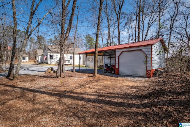 view of yard with an outdoor structure and a detached garage