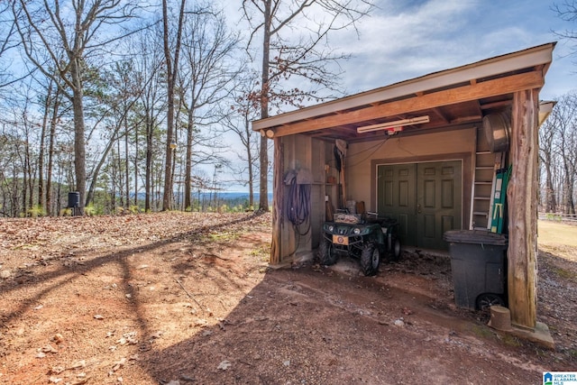 view of outdoor structure with an outbuilding