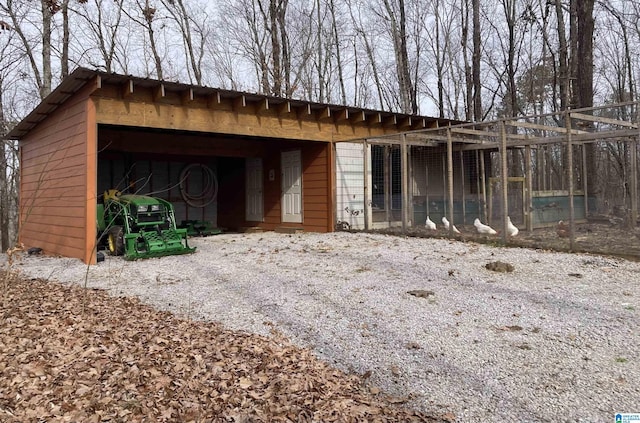 view of outdoor structure with an outbuilding