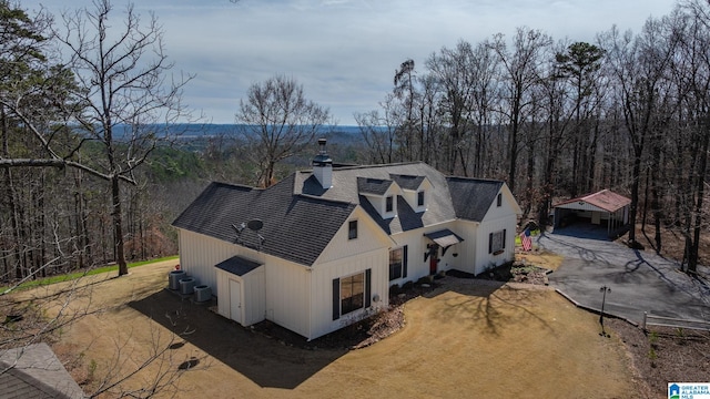 bird's eye view featuring a forest view