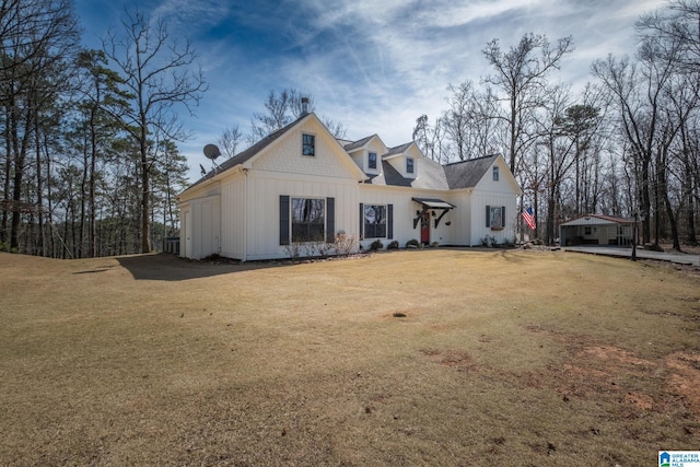 view of front facade with a front yard