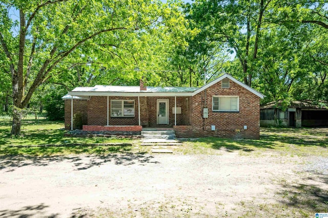 view of front of house with a front lawn