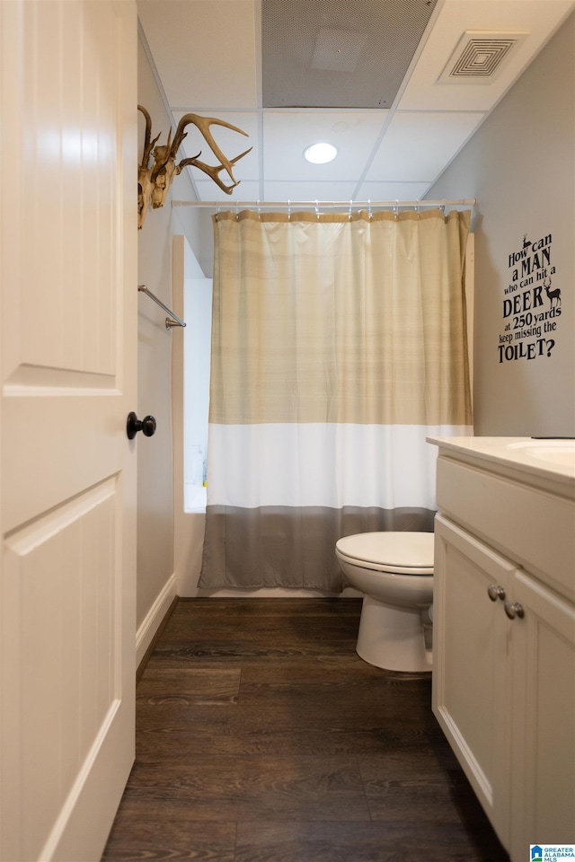 full bath with toilet, wood finished floors, vanity, visible vents, and a shower with curtain