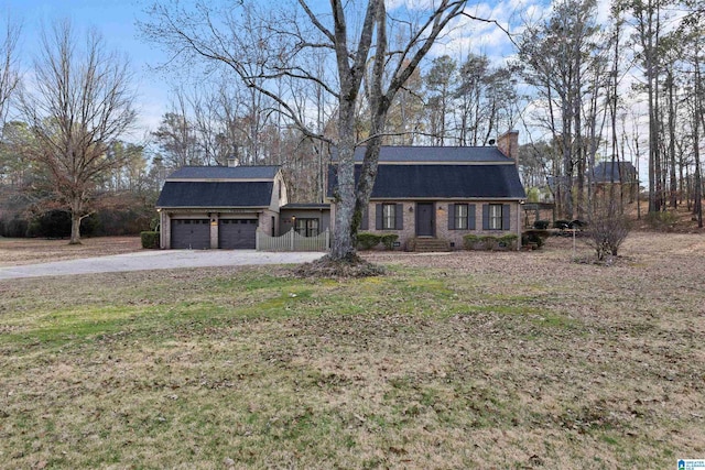 view of front of home featuring a front yard and a garage