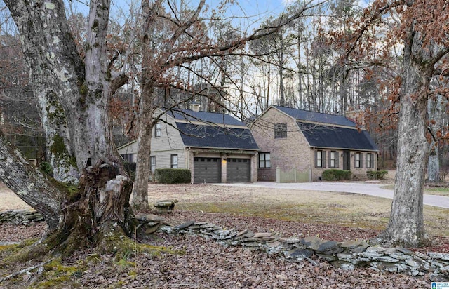 view of front of house featuring a front lawn and a garage