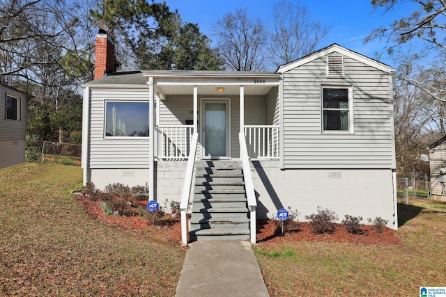 view of front facade featuring covered porch and a front lawn