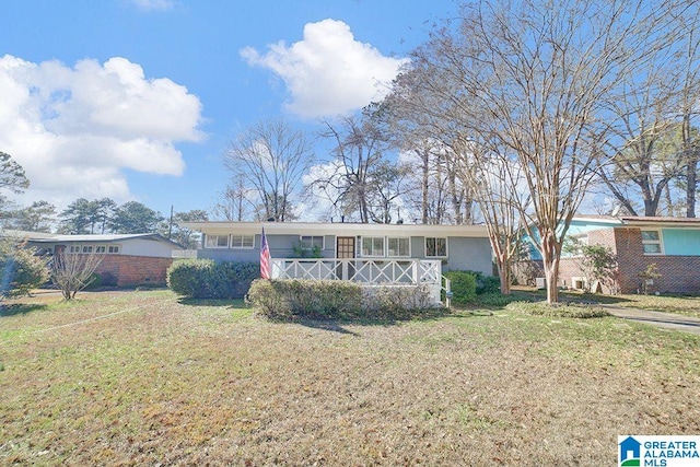 ranch-style house featuring a front yard