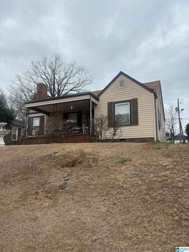 view of front facade featuring covered porch and a front lawn