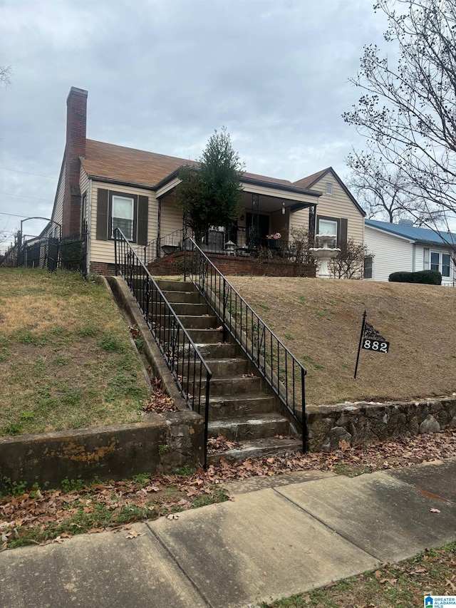 view of front facade featuring a front yard