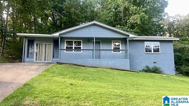 view of front facade featuring covered porch and a front lawn