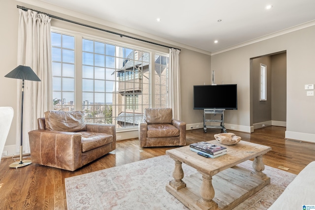 living room featuring recessed lighting, crown molding, baseboards, and wood finished floors