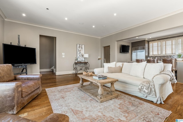 living area with light wood-style floors, recessed lighting, baseboards, and ornamental molding