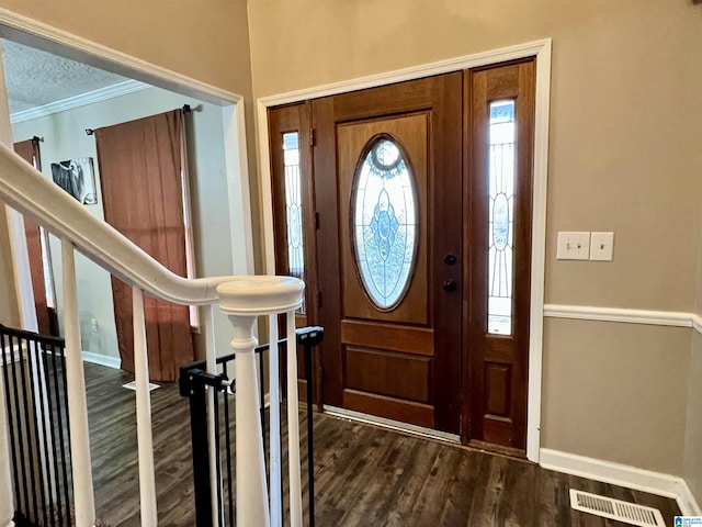 foyer featuring dark wood-style floors, visible vents, a textured ceiling, and baseboards