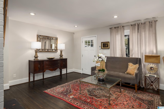 interior space featuring a wealth of natural light, dark wood-style flooring, baseboards, and recessed lighting