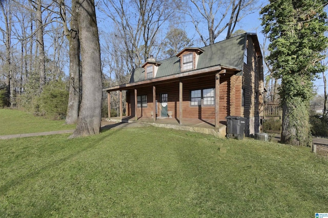 view of front of home featuring metal roof, a front yard, and a gambrel roof