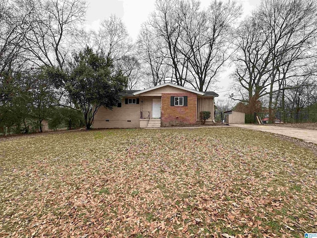 view of front facade featuring crawl space, a front lawn, and entry steps