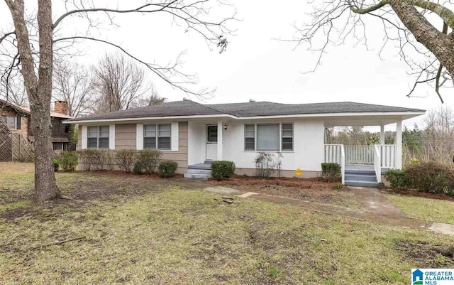 view of front of property featuring a front yard