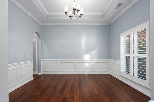 empty room featuring dark wood-style flooring, visible vents, a raised ceiling, and a notable chandelier