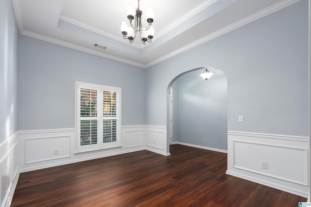 spare room featuring a tray ceiling, arched walkways, a notable chandelier, visible vents, and dark wood-type flooring