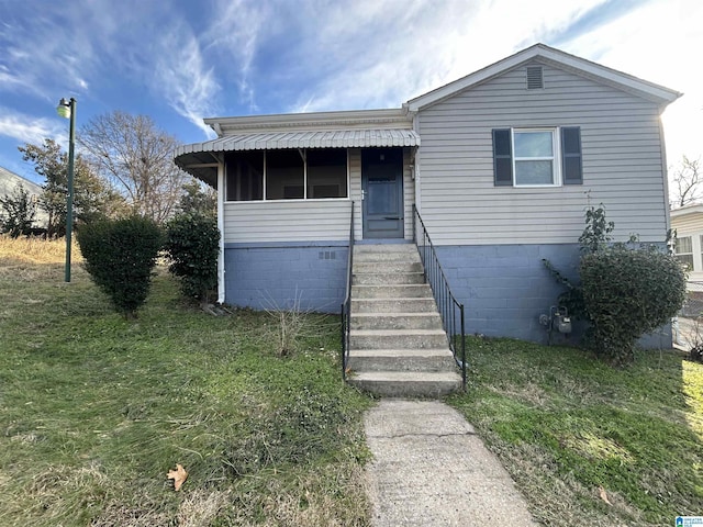 view of front of property featuring a front yard