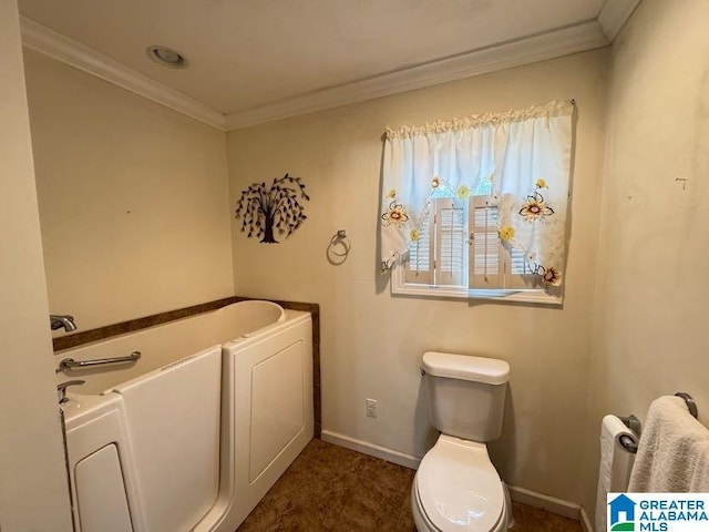 full bath featuring baseboards, crown molding, toilet, and a bathing tub