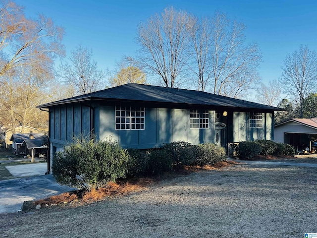 view of front facade with a garage