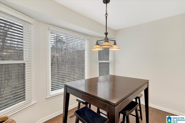 dining space with visible vents and baseboards