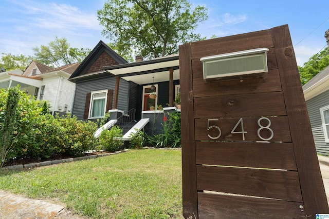 view of front facade featuring a front yard