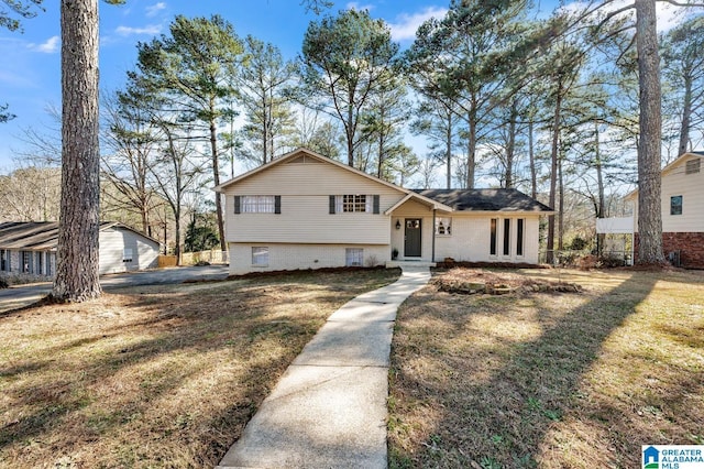 tri-level home featuring a front yard