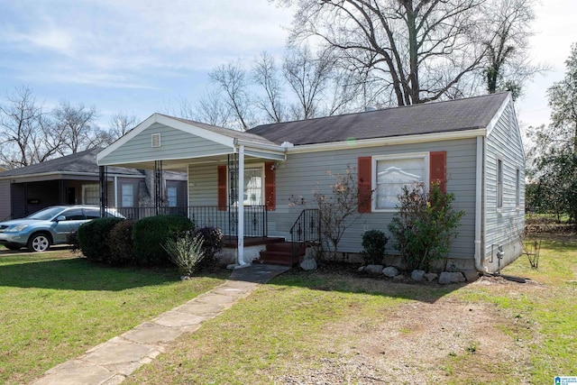 view of front facade with a front yard