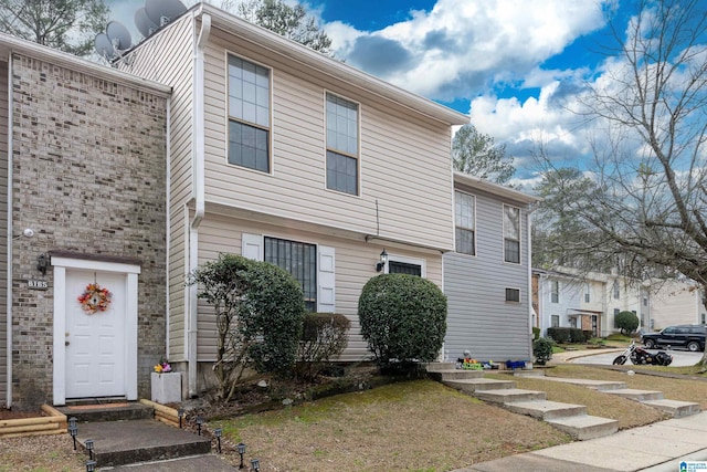 view of front of property featuring a front yard