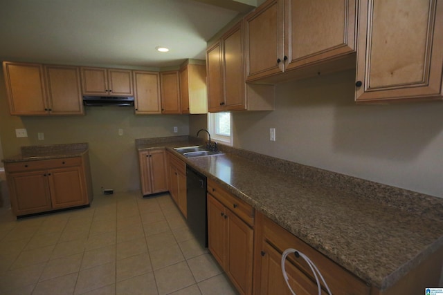 kitchen with recessed lighting, under cabinet range hood, a sink, dishwasher, and dark countertops