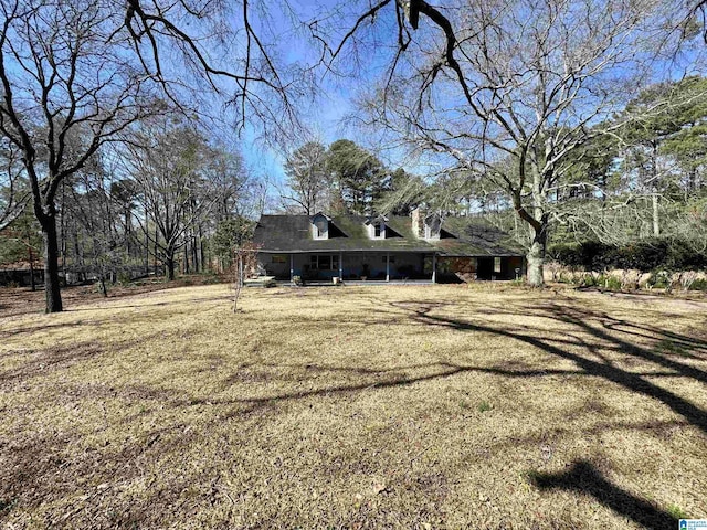 view of side of property featuring a lawn