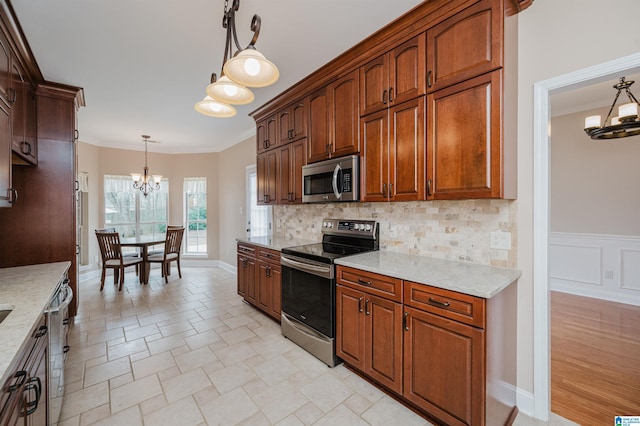 kitchen with crown molding, stainless steel appliances, backsplash, and an inviting chandelier