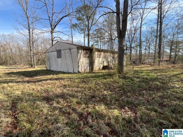 view of yard featuring an outdoor structure