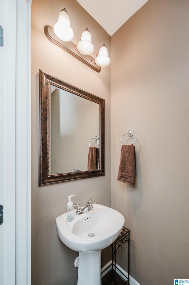 bathroom with baseboards