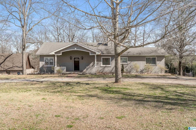 ranch-style house featuring a front yard and stucco siding