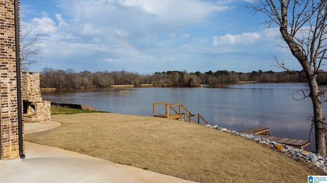 view of yard featuring a water view